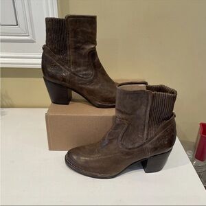 Frye Lucinda Scrunch Short Boots Women’s 7M Brown Leather Pull-On Stacked Heel